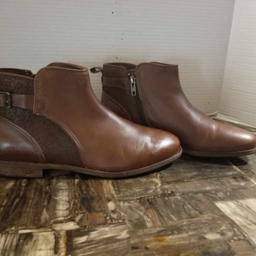 UGG Women's  Tan Leather Chukka Boots
